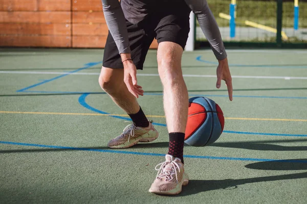 Giovane Talento Pratica Dribbling Pallacanestro Sotto Piedi Migliora Sua Mano — Foto Stock