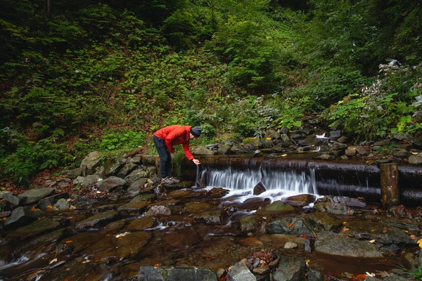 Excursionista Sendero Largo Recarga Agua Potable Manantial Montaña Recipiente Vidrio — Foto de Stock