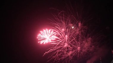 4 bin. Gerçek havai fişek arka planının kusursuz döngüsü. Gece gökyüzünde bokeh ışıkları olan gerçek altın sarısı havai fişeklerin soyut bulanıklığı. Parlak havai fişek gösterisi. Yeni yıl arifesi havai fişek kutlaması. 