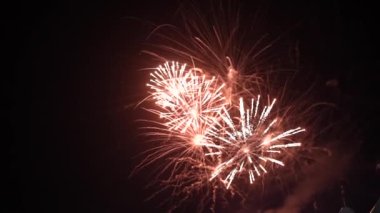 4 bin. Gerçek havai fişek arka planının kusursuz döngüsü. Gece gökyüzünde bokeh ışıkları olan gerçek altın sarısı havai fişeklerin soyut bulanıklığı. Parlak havai fişek gösterisi. Yeni yıl arifesi havai fişek kutlaması. 