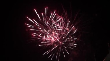 4 bin. Gerçek havai fişek arka planının kusursuz döngüsü. Gece gökyüzünde bokeh ışıkları olan gerçek altın sarısı havai fişeklerin soyut bulanıklığı. Parlak havai fişek gösterisi. Yeni yıl arifesi havai fişek kutlaması. 