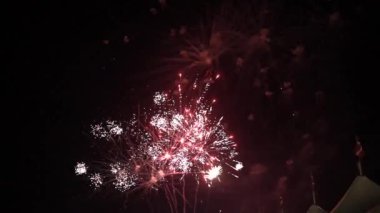 4 bin. Gerçek havai fişek arka planının kusursuz döngüsü. Gece gökyüzünde bokeh ışıkları olan gerçek altın sarısı havai fişeklerin soyut bulanıklığı. Parlak havai fişek gösterisi. Yeni yıl arifesi havai fişek kutlaması. 