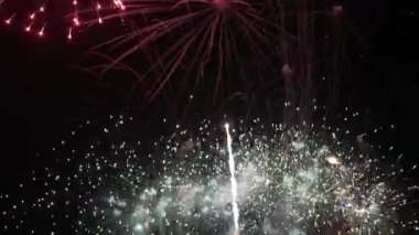 4 bin. Gerçek havai fişek arka planının kusursuz döngüsü. Gece gökyüzünde bokeh ışıkları olan gerçek altın sarısı havai fişeklerin soyut bulanıklığı. Parlak havai fişek gösterisi. Yeni yıl arifesi havai fişek kutlaması. 