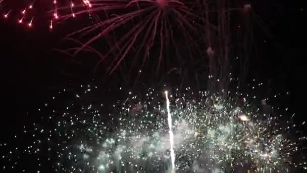 本物の花火の背景のシームレスなループ 夜空にぼっくりと光る本物の黄金の花火の抽象的なぼかし 輝く花火ショー 花火大会のお祝い — ストック動画
