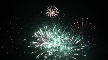 4 bin. Gerçek havai fişek arka planının kusursuz döngüsü. Gece gökyüzünde bokeh ışıkları olan gerçek altın sarısı havai fişeklerin soyut bulanıklığı. Parlak havai fişek gösterisi. Yeni yıl arifesi havai fişek kutlaması.