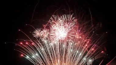 4 bin. Gerçek havai fişek arka planının kusursuz döngüsü. Gece gökyüzünde bokeh ışıkları olan gerçek altın sarısı havai fişeklerin soyut bulanıklığı. Parlak havai fişek gösterisi. Yeni yıl arifesi havai fişek kutlaması.