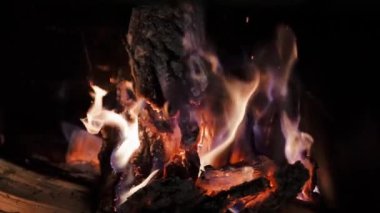 Ateşin süper yavaş çekimi. Siyah arka planda alevlerin yanması, yavaş çekim. Yangının alevleri. Kamp ateşi. Şöminede yanan ateş. Yanan şömineye yakınlaşıp, manzarayı rahatlatıyor.