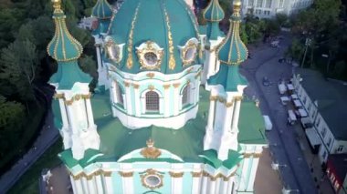 Ukrayna Andrews Kilisesi, altın kubbeli Ortodoks Kilisesi. Yüksek kaliteli görüntüler, Kiev, havalandırma, Kyev, Aerial, arka planda çan ve şehir çalan eski kilise kuleleri.. 