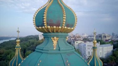 Ukrayna Andrews Kilisesi, altın kubbeli Ortodoks Kilisesi. Yüksek kaliteli görüntüler, Kiev, havalandırma, Kyev, Aerial, arka planda çan ve şehir çalan eski kilise kuleleri.. 