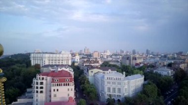 Ukrayna Andrews Kilisesi, altın kubbeli Ortodoks Kilisesi. Yüksek kaliteli görüntüler, Kiev, havalandırma, Kyev, Aerial, arka planda çan ve şehir çalan eski kilise kuleleri.. 
