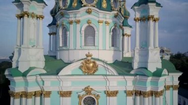 Ukrayna Andrews Kilisesi, altın kubbeli Ortodoks Kilisesi. Yüksek kaliteli görüntüler, Kiev, havalandırma, Kyev, Aerial, arka planda çan ve şehir çalan eski kilise kuleleri.. 