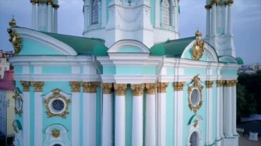 Ukrayna Andrews Kilisesi, altın kubbeli Ortodoks Kilisesi. Yüksek kaliteli görüntüler, Kiev, havalandırma, Kyev, Aerial, arka planda çan ve şehir çalan eski kilise kuleleri.. 