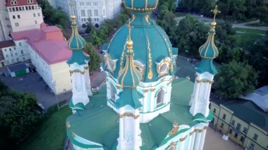Ukrayna Andrews Kilisesi, altın kubbeli Ortodoks Kilisesi. Yüksek kaliteli görüntüler, Kiev, havalandırma, Kyev, Aerial, arka planda çan ve şehir çalan eski kilise kuleleri.. 