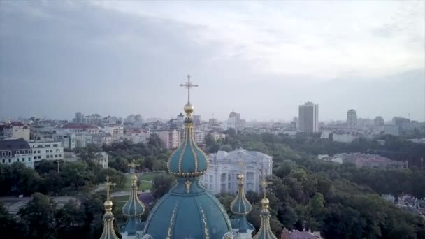 Ukrajna Andrews Templom Ortodox Templom Arany Kupolákkal Kiváló Minőségű Felvételek — Stock videók