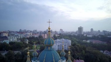 Ukrayna Andrews Kilisesi, altın kubbeli Ortodoks Kilisesi. Yüksek kaliteli görüntüler, Kiev, havalandırma, Kyev, Aerial, arka planda çan ve şehir çalan eski kilise kuleleri.. 