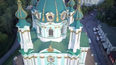 Ukrayna Andrews Kilisesi, altın kubbeli Ortodoks Kilisesi. Yüksek kaliteli görüntüler, Kiev, havalandırma, Kyev, Aerial, arka planda çan ve şehir çalan eski kilise kuleleri.. 
