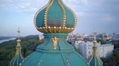 Ukrayna Andrews Kilisesi, altın kubbeli Ortodoks Kilisesi. Yüksek kaliteli görüntüler, Kiev, havalandırma, Kyev, Aerial, arka planda çan ve şehir çalan eski kilise kuleleri.. 