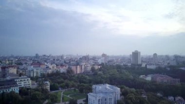 Ukrayna Andrews Kilisesi, altın kubbeli Ortodoks Kilisesi. Yüksek kaliteli görüntüler, Kiev, havalandırma, Kyev, Aerial, arka planda çan ve şehir çalan eski kilise kuleleri.. 