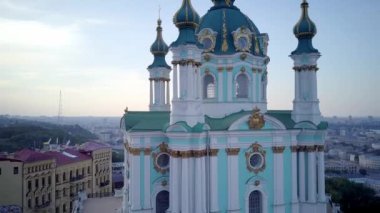 Ukrayna Andrews Kilisesi, altın kubbeli Ortodoks Kilisesi. Yüksek kaliteli görüntüler, Kiev, havalandırma, Kyev, Aerial, arka planda çan ve şehir çalan eski kilise kuleleri.. 