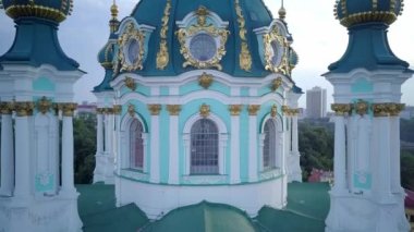 Ukrayna Andrews Kilisesi, altın kubbeli Ortodoks Kilisesi. Yüksek kaliteli görüntüler, Kiev, havalandırma, Kyev, Aerial, arka planda çan ve şehir çalan eski kilise kuleleri.. 