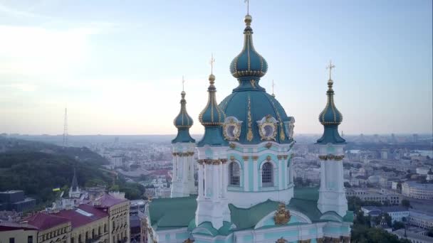 ウクライナアンドリュース教会 黄金のドームを持つ正教会 高品質の映像 キエフ 航空パン キエフ 背景にリンギング鐘や都市と古い教会の尖塔 — ストック動画