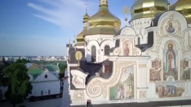 Kiev Pechersk Lavra Ukrayna 'nın hava manzarası. Kiev Pechersk Lavra 'nın hava manzarası. Kievo-Pecherskaya Lavra antik mağara manastırının manzaralı büyük Lavra Çan Kulesi. Ortodoks Manastırı.
