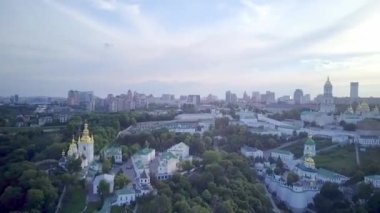 Kiev Pechersk Lavra Ukrayna 'nın hava manzarası. Kiev Pechersk Lavra 'nın hava manzarası. Kievo-Pecherskaya Lavra antik mağara manastırının manzaralı büyük Lavra Çan Kulesi. Ortodoks Manastırı.