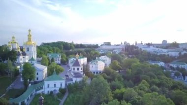 Kiev Pechersk Lavra Ukrayna 'nın hava manzarası. Kiev Pechersk Lavra 'nın hava manzarası. Kievo-Pecherskaya Lavra antik mağara manastırının manzaralı büyük Lavra Çan Kulesi. Ortodoks Manastırı.