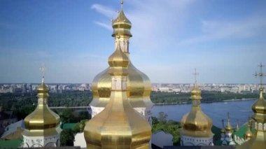 Kiev Pechersk Lavra Ukrayna 'nın hava manzarası. Kiev Pechersk Lavra 'nın hava manzarası. Kievo-Pecherskaya Lavra antik mağara manastırının manzaralı büyük Lavra Çan Kulesi. Ortodoks Manastırı.
