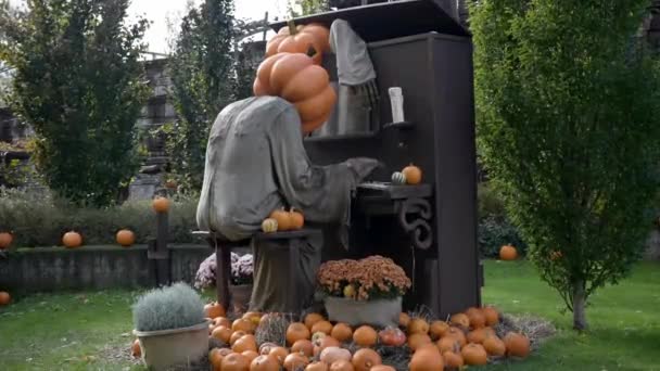 Halloweenkor Tökember Zongorázik Halloween Ünnepe Halloween Jelmez Tökfej Arcok Egy — Stock videók