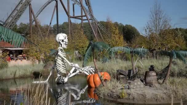 Skelett Dreht Den Kopf Halloween Piratenschädel Mit Knochen Großaufnahme Halloween — Stockvideo
