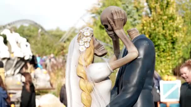 Esposa Morta Casamento Marido Crânio Com Ossos Perto Celebração Halloween — Vídeo de Stock