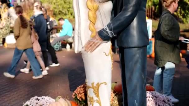 Esposa Morta Casamento Marido Crânio Com Ossos Perto Celebração Halloween — Vídeo de Stock