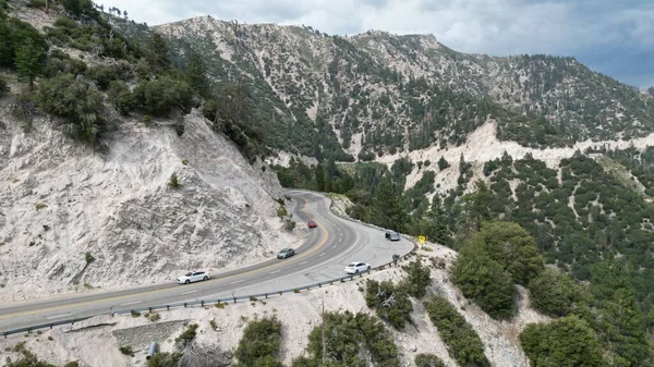 加州卡蒙加山脉 位于沙漠中 有道路和树木 — 图库照片