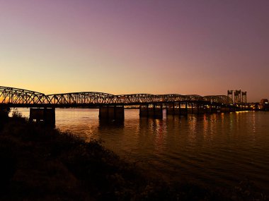 Oregon 'un insansız hava aracı görüntüleri. Portland ve Vancouver' daki Washington eyaletler arası köprüsü. Columbia Nehri 'nin su yolu üzerinde. Yüksek kalite 4k görüntü