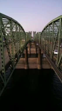 Oregon 'un insansız hava aracı görüntüleri. Portland ve Vancouver' daki Washington eyaletler arası köprüsü. Columbia Nehri 'nin su yolu üzerinde. Yüksek kalite 4k görüntü