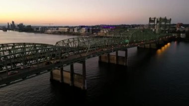 Oregon 'un insansız hava aracı görüntüleri. Portland ve Vancouver' daki Washington eyaletler arası köprüsü. Columbia Nehri 'nin su yolu üzerinde. Yüksek kalite 4k görüntü