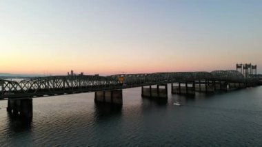 Oregon 'un insansız hava aracı görüntüleri. Portland ve Vancouver' daki Washington eyaletler arası köprüsü. Columbia Nehri 'nin su yolu üzerinde. Yüksek kalite 4k görüntü