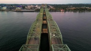Oregon 'un insansız hava aracı görüntüleri. Portland ve Vancouver' daki Washington eyaletler arası köprüsü. Columbia Nehri 'nin su yolu üzerinde. Yüksek kalite 4k görüntü