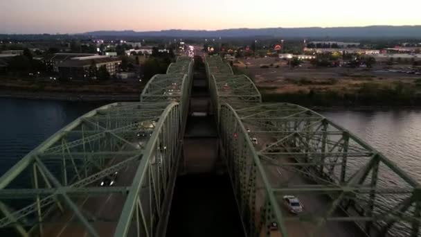 位于波特兰和温哥华的俄勒冈 华盛顿州际大桥在哥伦比亚河水路上的无人机画面 高质量的4K镜头 — 图库视频影像