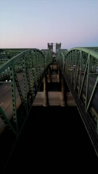 位于波特兰和温哥华的俄勒冈 华盛顿州际大桥在哥伦比亚河水路上的无人机画面 高质量的4K镜头 — 图库视频影像