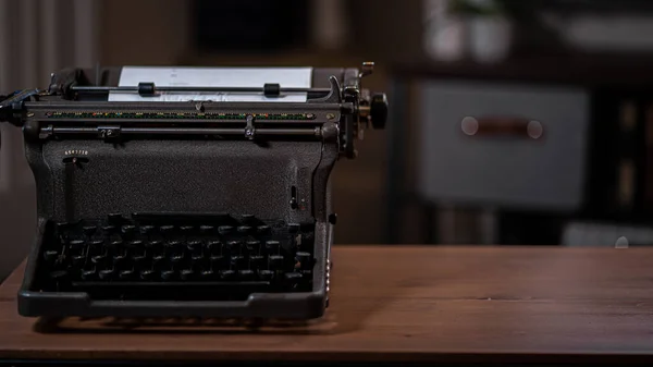 Vintage Typewriter Paper Loaded Sitting Side Brown Wooden Table Space — Zdjęcie stockowe