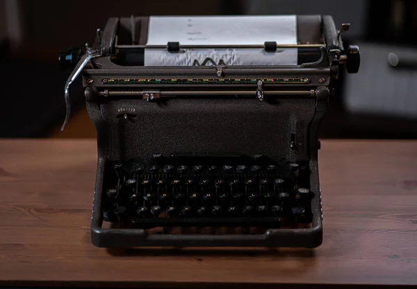 Vintage Typewriter Paper Loaded Sitting Middle Brown Wooden Table — стоковое фото