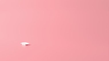 Arrow 'un gelişimi için 3D pembe ya da kırmızı merdiven basamağı kullanılıyor. İlerleme ve ilerleme. Soyut Oklar seti pembe-kırmızı arkaplanda izole edildi. 3D Şekiller Koleksiyonu. asgari yaratıcı konsept