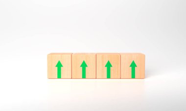 3D yorumlama İş performans büyüme konsepti. Beyaz zemin üzerinde yükselen yeşil ok simgelerine sahip tahta küp. Vizyon planı, iş geliştirme eylemi. Büyüme yüksek performans afişi.