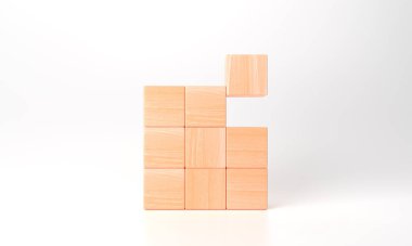 3D iş konseptini not pankartın için odun kübü olarak minimuma indirmek. Giriş ifadeleri ve bilgi simgesi için beyaz arkaplan kopyalama alanı üzerine dizilmiş boş tahta küpleri 3D oluşturma düzeneği