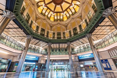 Yağmurlu bir gecede Tokyo İstasyonu 