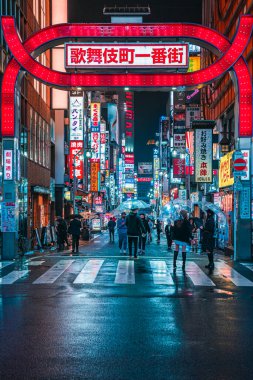Yağmurlu bir gecede Shinjuku MOA Caddesi 