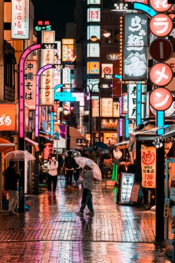 Yağmurlu bir gecede Shinjuku MOA Caddesi 