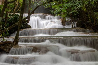 Huai Mae Khamin Şelalesi doğayı ve şelaleleri seven turistler için cennet gibi bir yerdir.